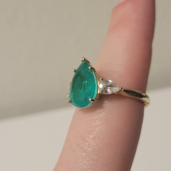 Elegant Gold and Green Teardrop Ring Sz 9 - Picture 2 of 2